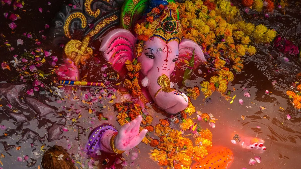 bengaluru-family-forgets-to-take-off-rs-4-lakh-gold-chain-from-ganesha-idol-during-immersion-heres-what-happened-next